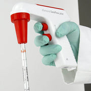 Diagram-of-Diamond SeroFlow Plus Motorized Serological Pipette Controller in Lab Techs Hand